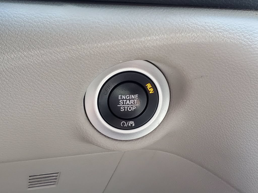 Used 2023 Chrysler Pacifica Touring-L FWD image 16