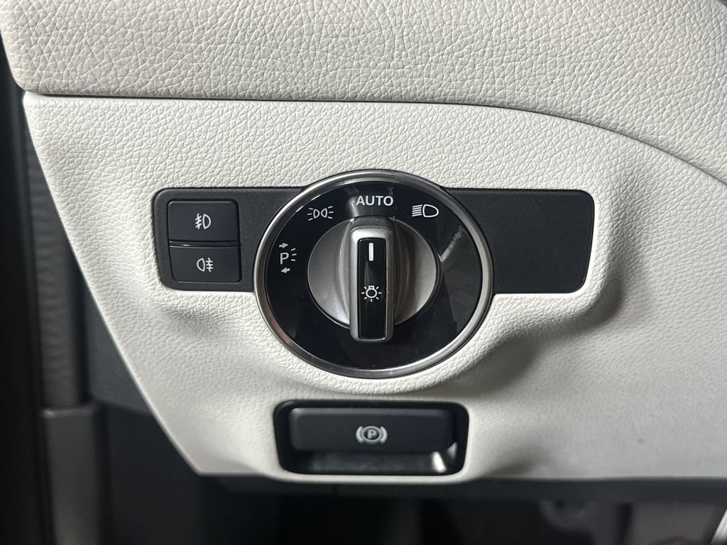 Certified 2020 Mercedes-Benz GLA 250 4MATIC image 31