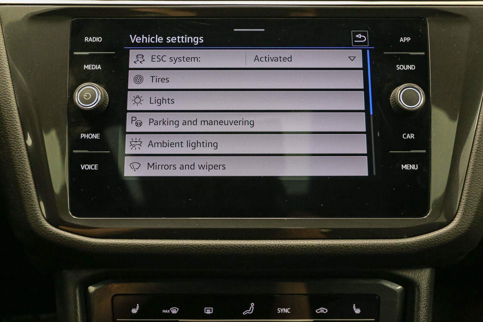 Certified 2024 Volkswagen Tiguan SE R-Line AWD/4WD image 36