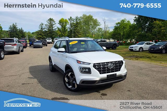 Used 2025 Hyundai Venue SEL FWD image 1