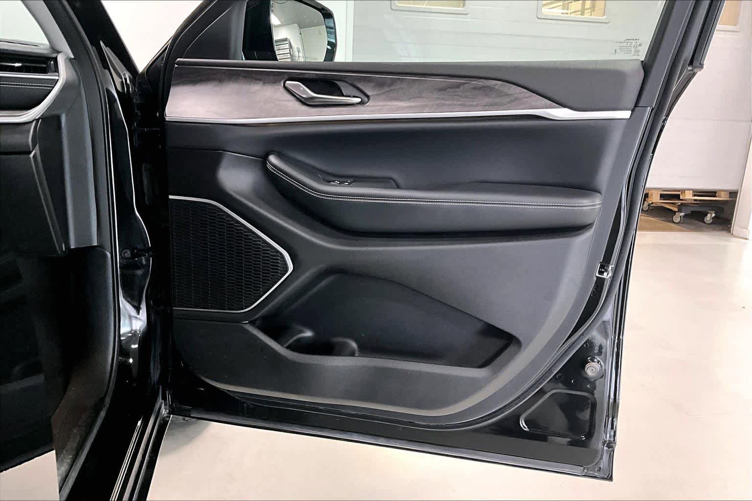 Used 2022 Jeep Grand Cherokee Limited image 23