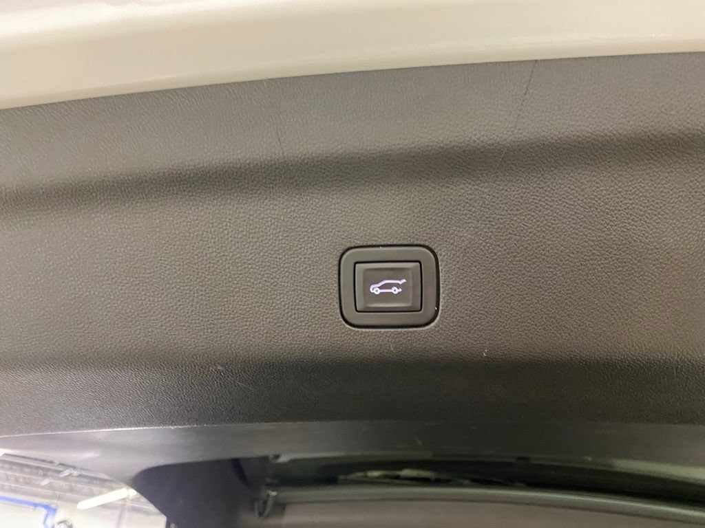 Used 2025 Chevrolet Suburban Z71 AWD/4WD image 7
