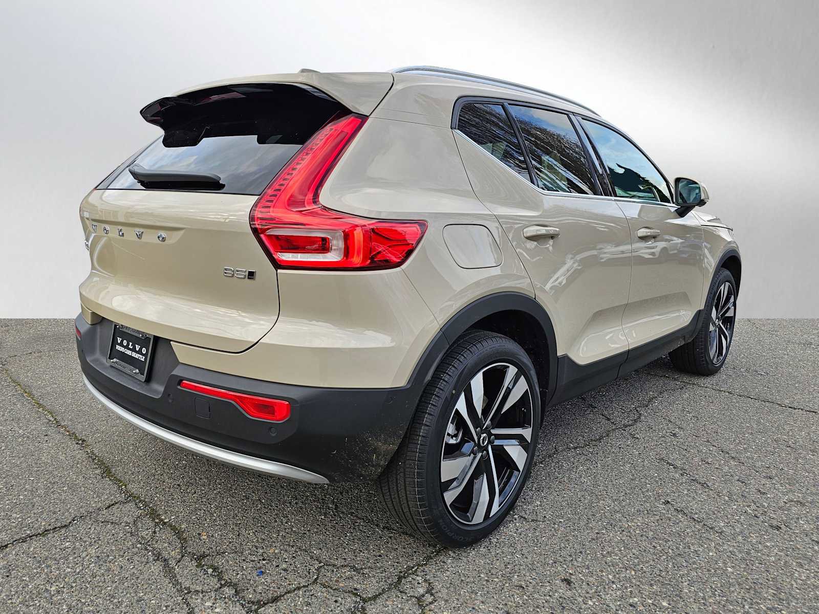 New 2025 Volvo XC40 B5 Ultra w/ Climate Package image 7