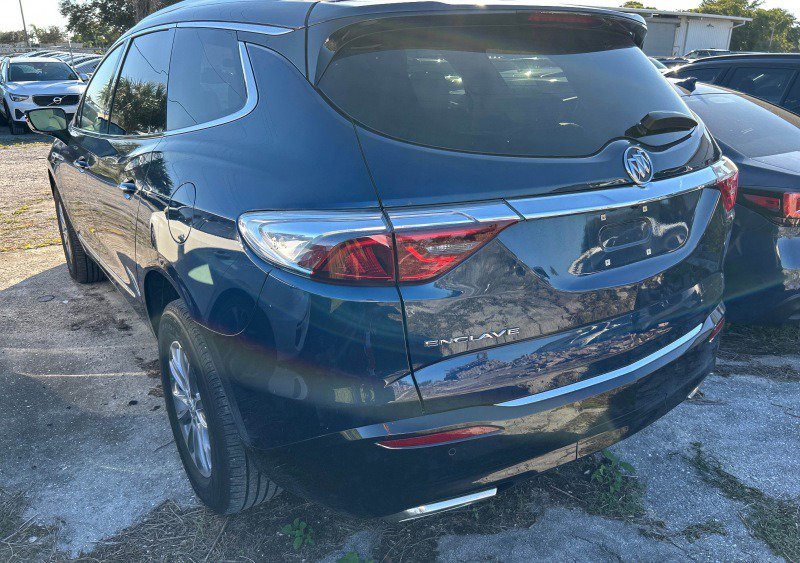 Used 2023 Buick Enclave Essence image 3