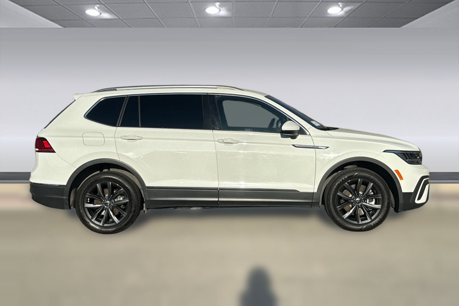Used 2024 Volkswagen Tiguan SE FWD image 8
