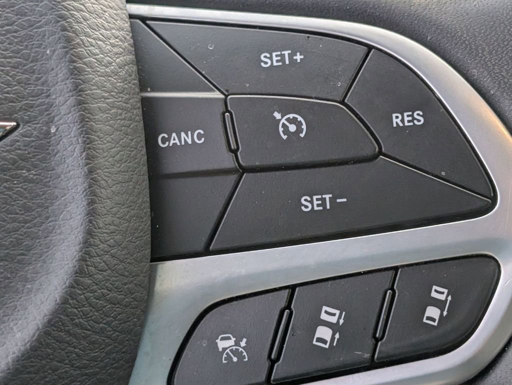 Used 2023 Chrysler Pacifica Touring-L image 28