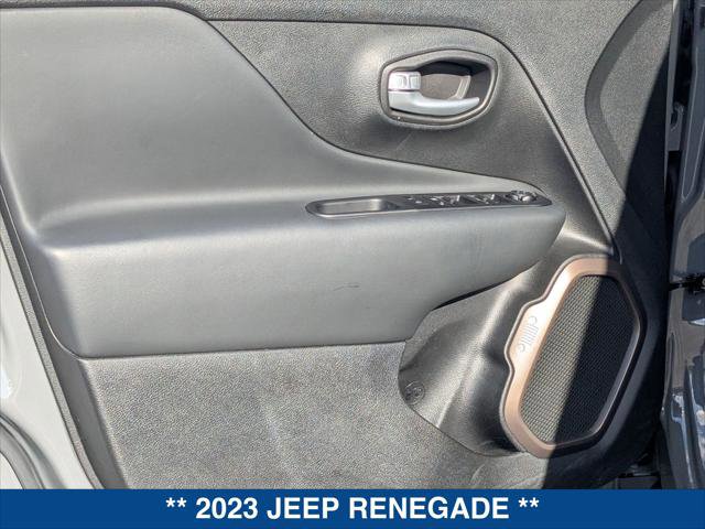Used 2023 Jeep Renegade Latitude AWD/4WD image 10