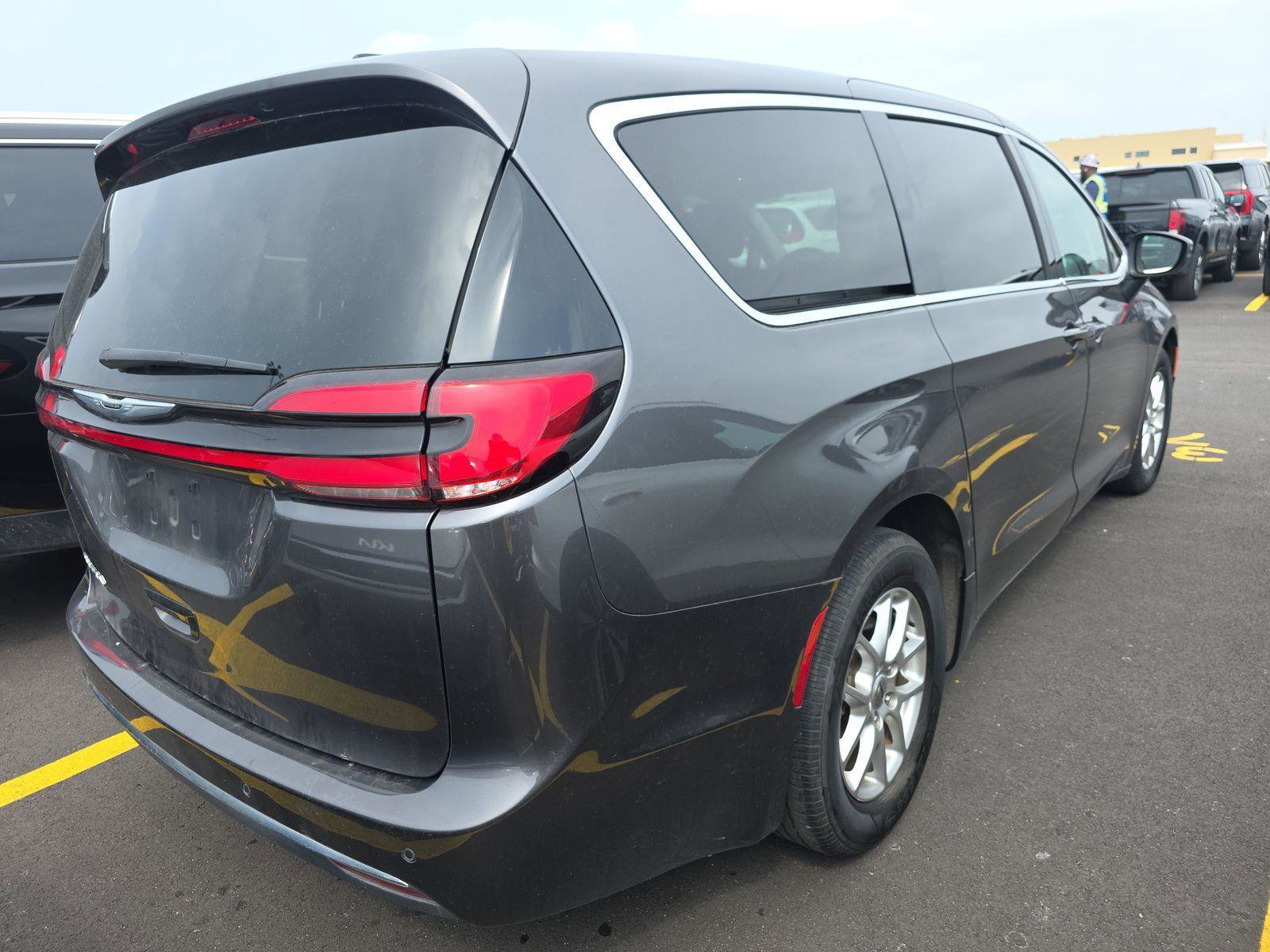 Used 2023 Chrysler Pacifica Touring-L FWD image 5