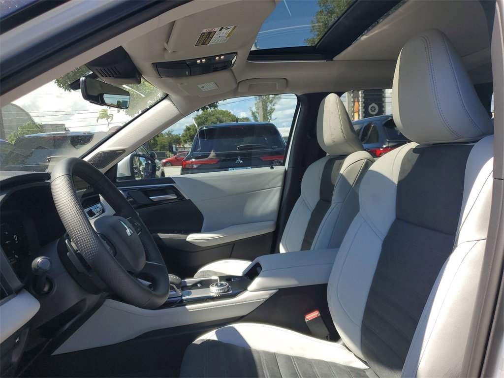 New 2025 Mitsubishi Outlander SE image 15
