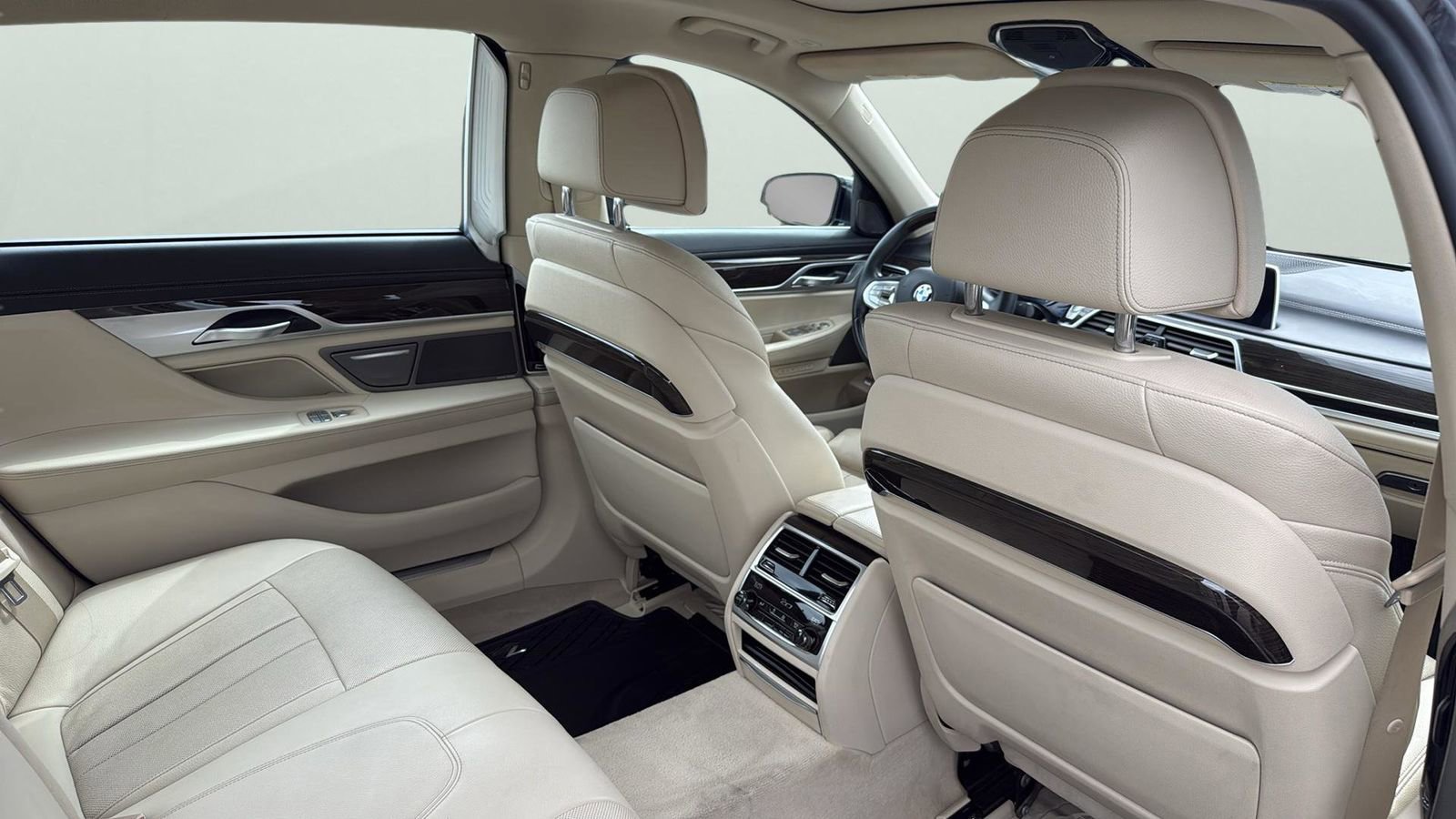 Used 2019 BMW 740i w/ Executive Package image 29