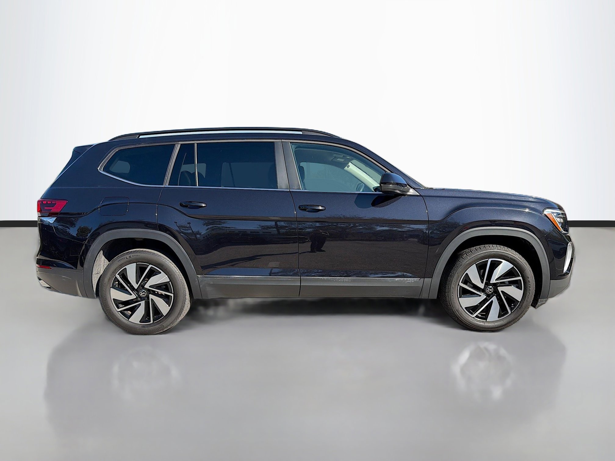 Used 2024 Volkswagen Atlas SE image 2