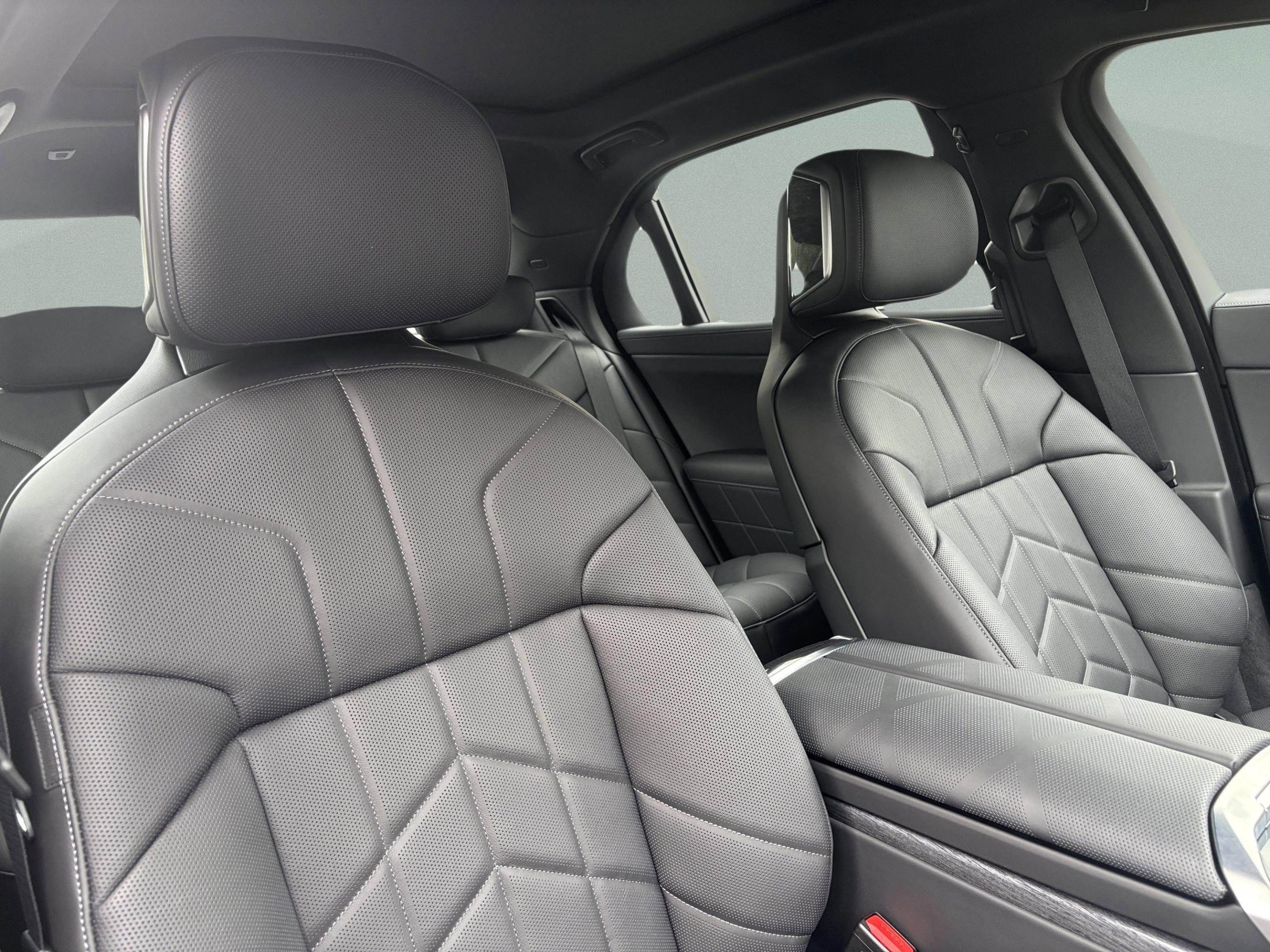 New 2026 BMW 750e xDrive image 23