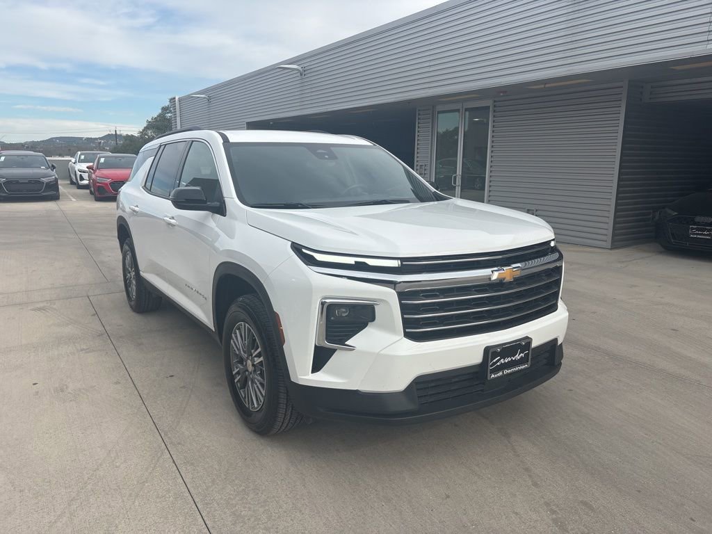 Used 2025 Chevrolet Traverse LT image 3