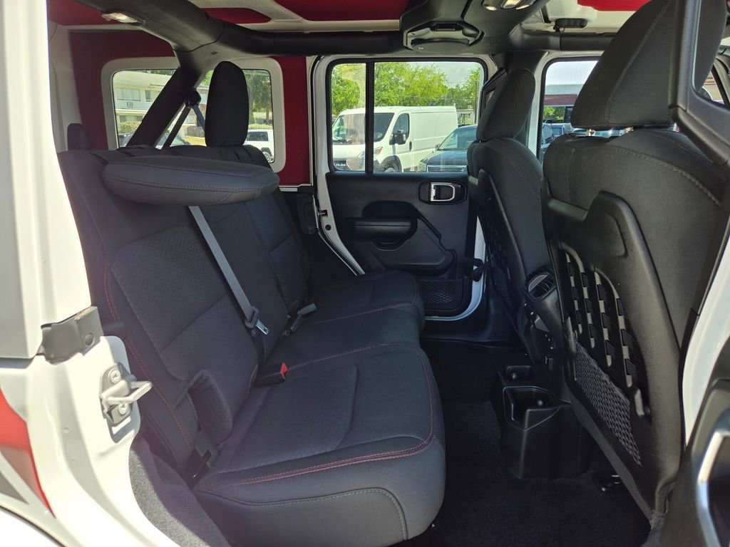 Used 2022 Jeep Wrangler Unlimited Rubicon w/ LED Lighting Group AWD/4WD image 16