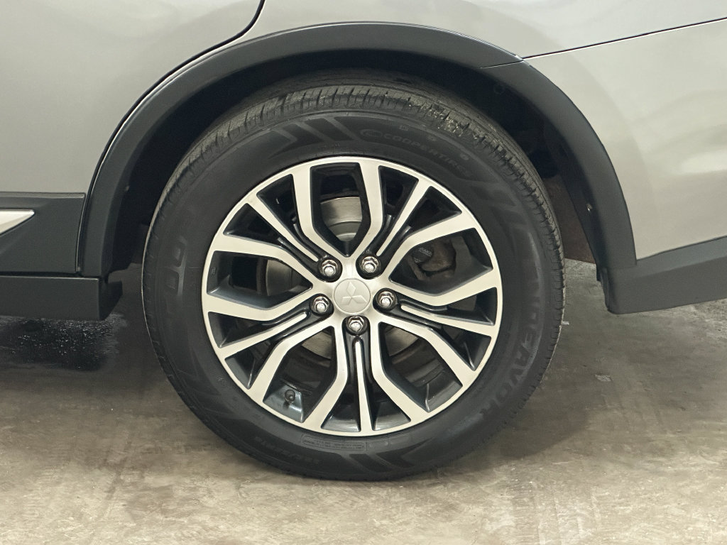 Used 2018 Mitsubishi Outlander AWD image 39