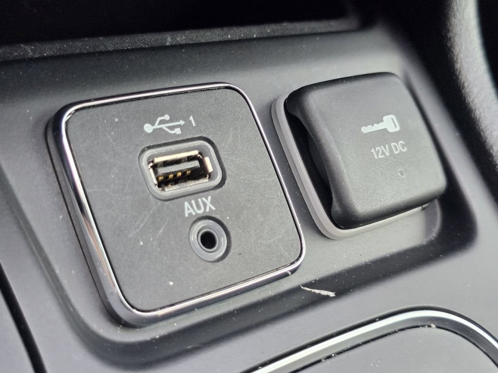 Used 2019 Jeep Cherokee Latitude Plus w/ Comfort/Convenience Group FWD image 27