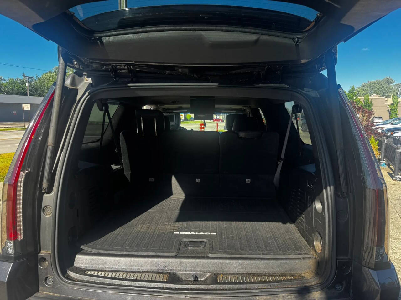 Used 2016 Cadillac Escalade ESV Platinum AWD/4WD image 12