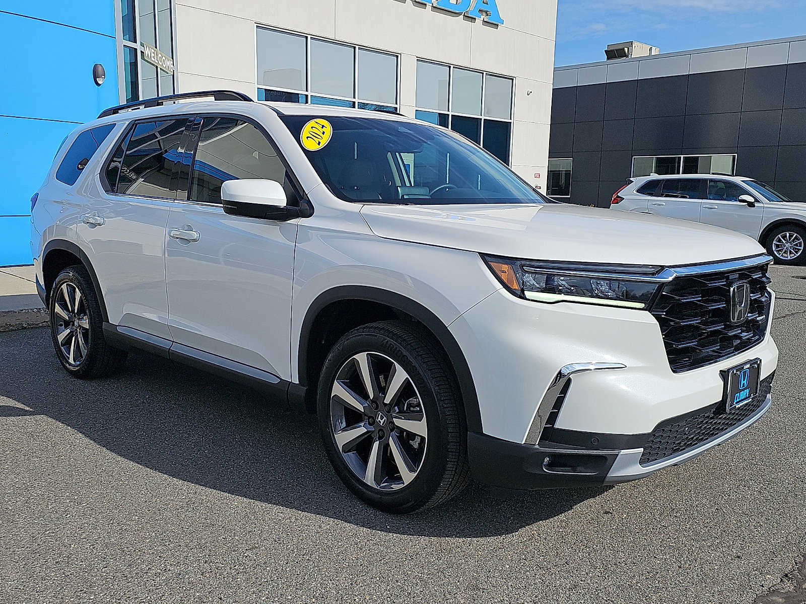 Used 2024 Honda Pilot Touring image 3