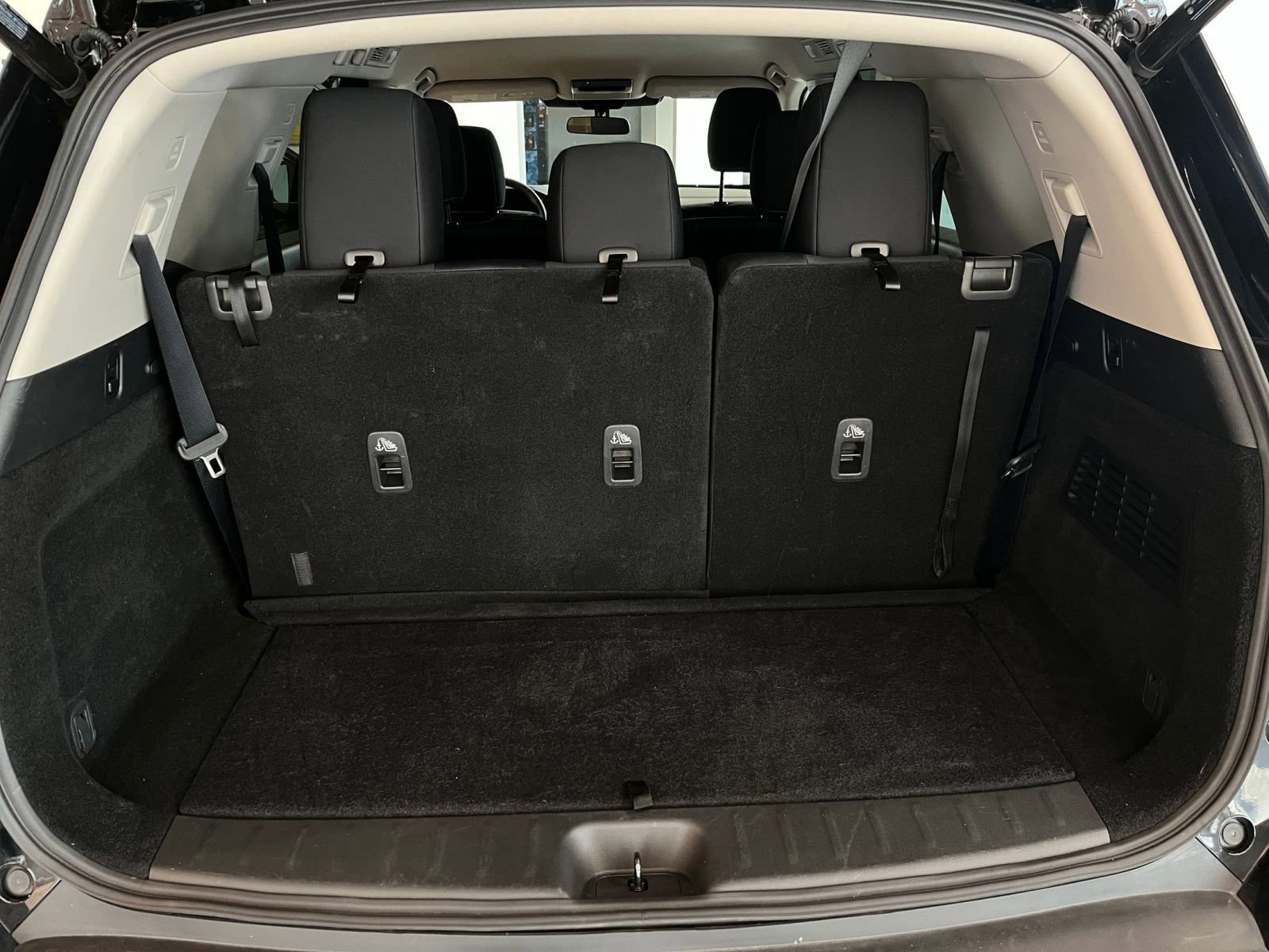 Used 2025 Nissan Pathfinder SV FWD image 33