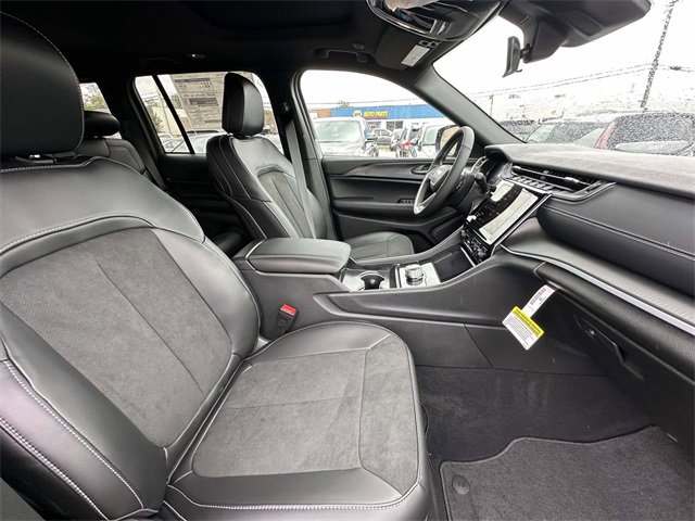 New 2025 Jeep Grand Cherokee Altitude image 32