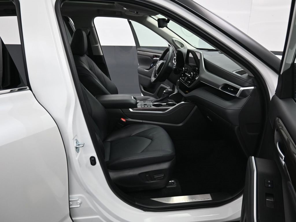 Certified 2025 Toyota Highlander Platinum image 38