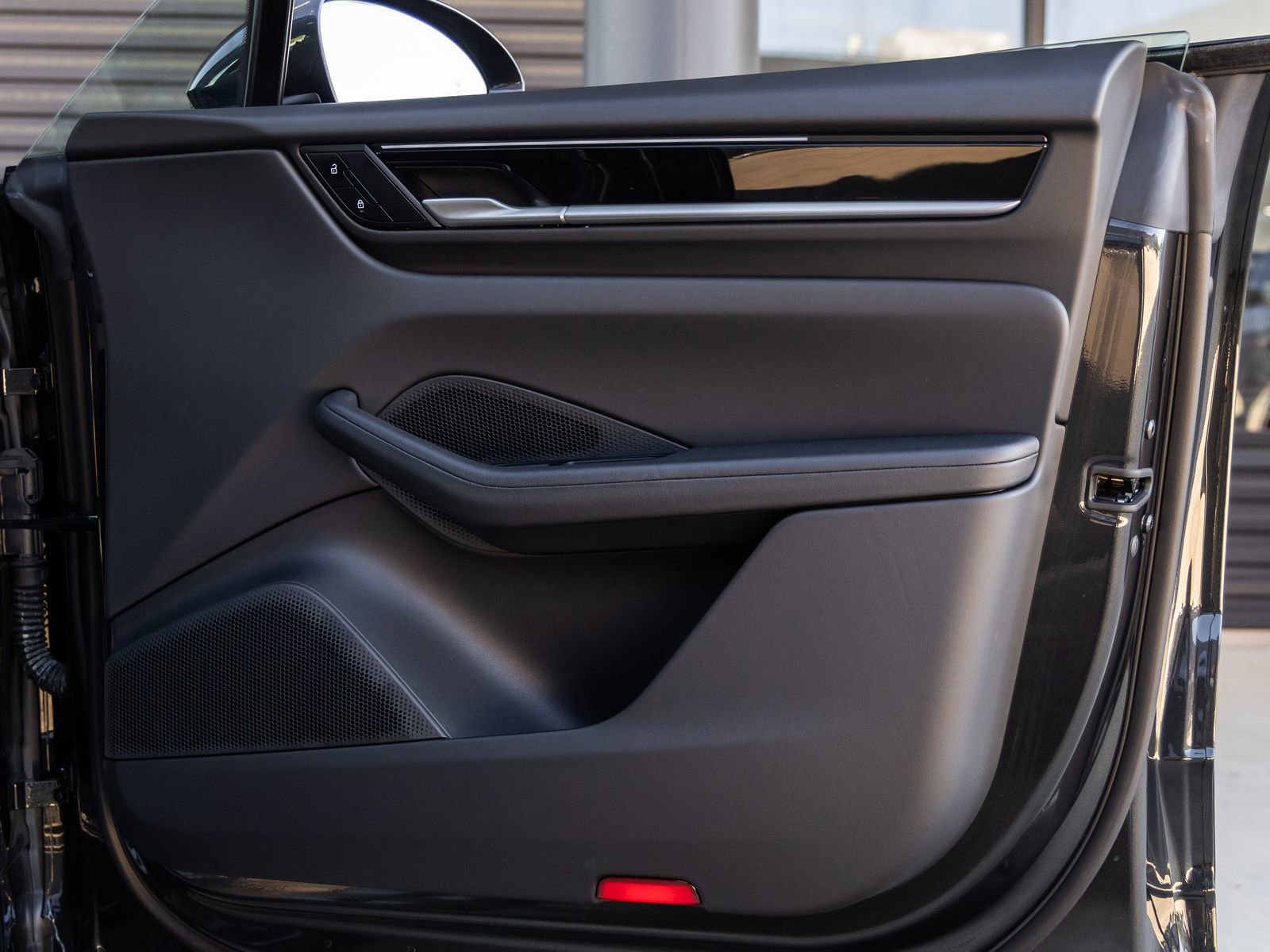 Certified 2025 Porsche Macan Electric image 37