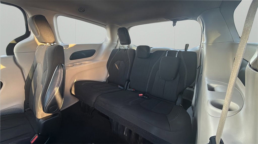 Used 2022 Chrysler Voyager LX image 48