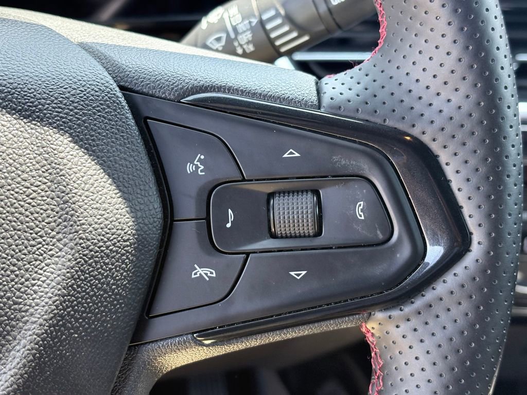 Used 2025 Chevrolet Trax RS FWD image 15