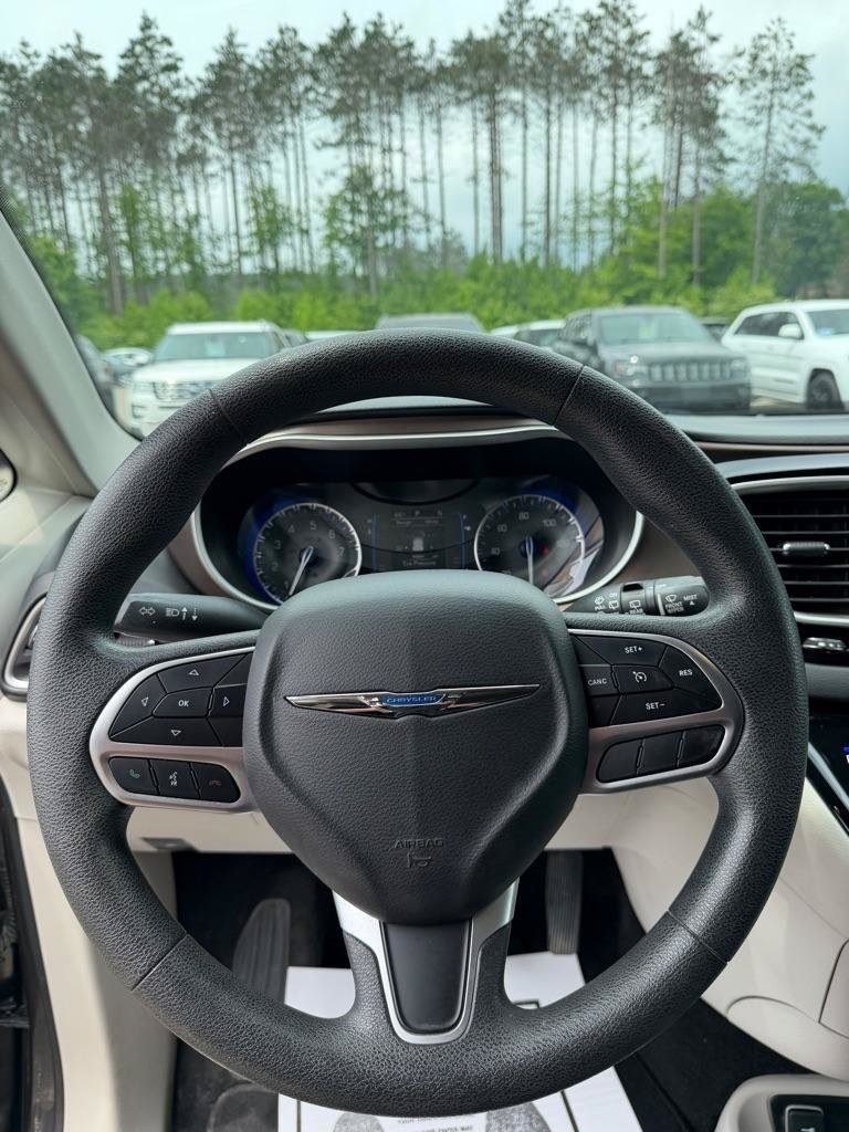 Used 2017 Chrysler Pacifica Touring Plus FWD image 25