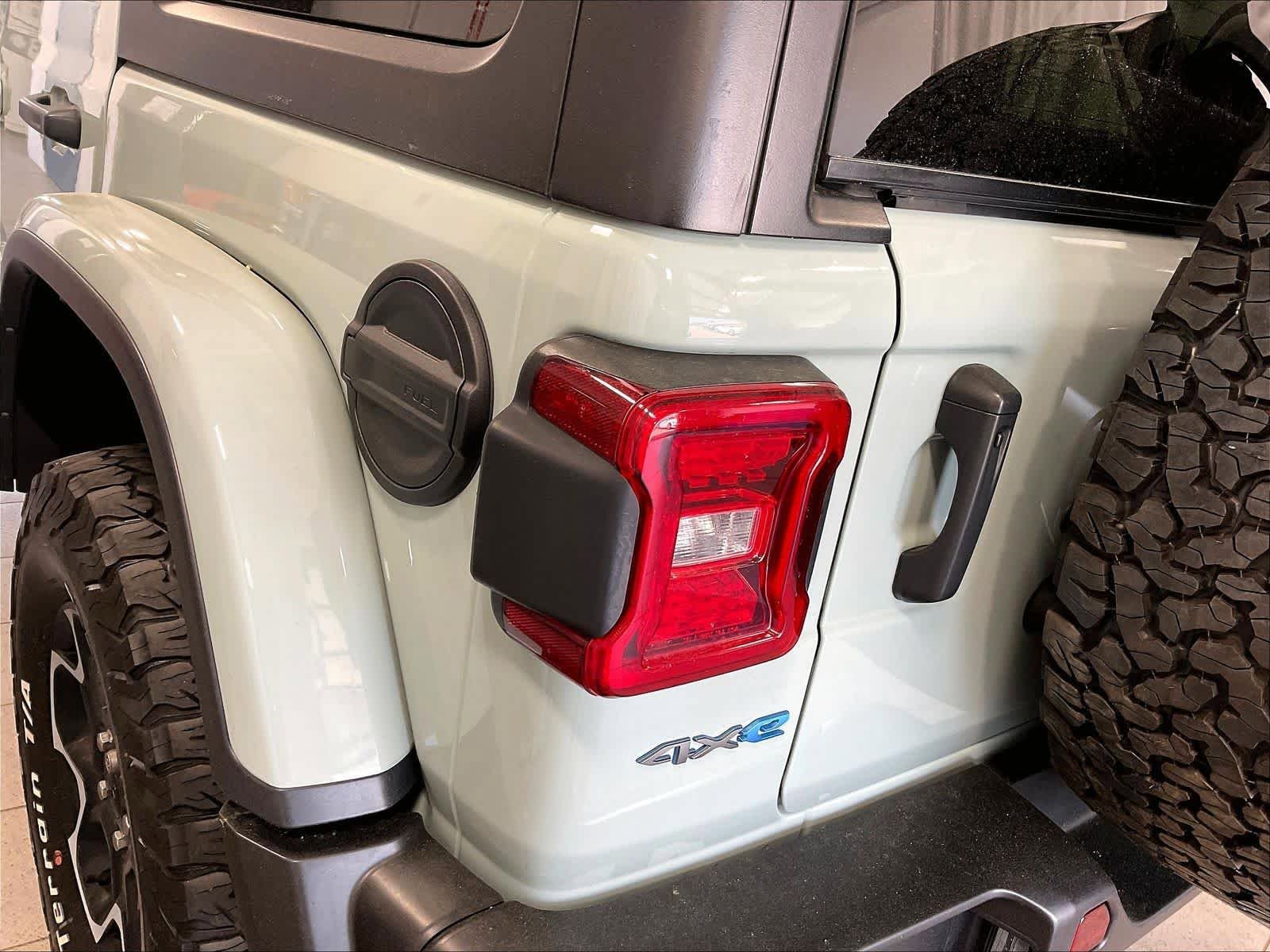 Used 2023 Jeep Wrangler Unlimited Rubicon 4xe w/ Cold Weather Group AWD/4WD image 32