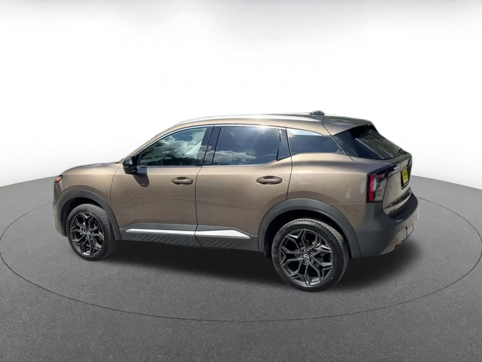 Used 2026 Nissan Kicks SR FWD image 9