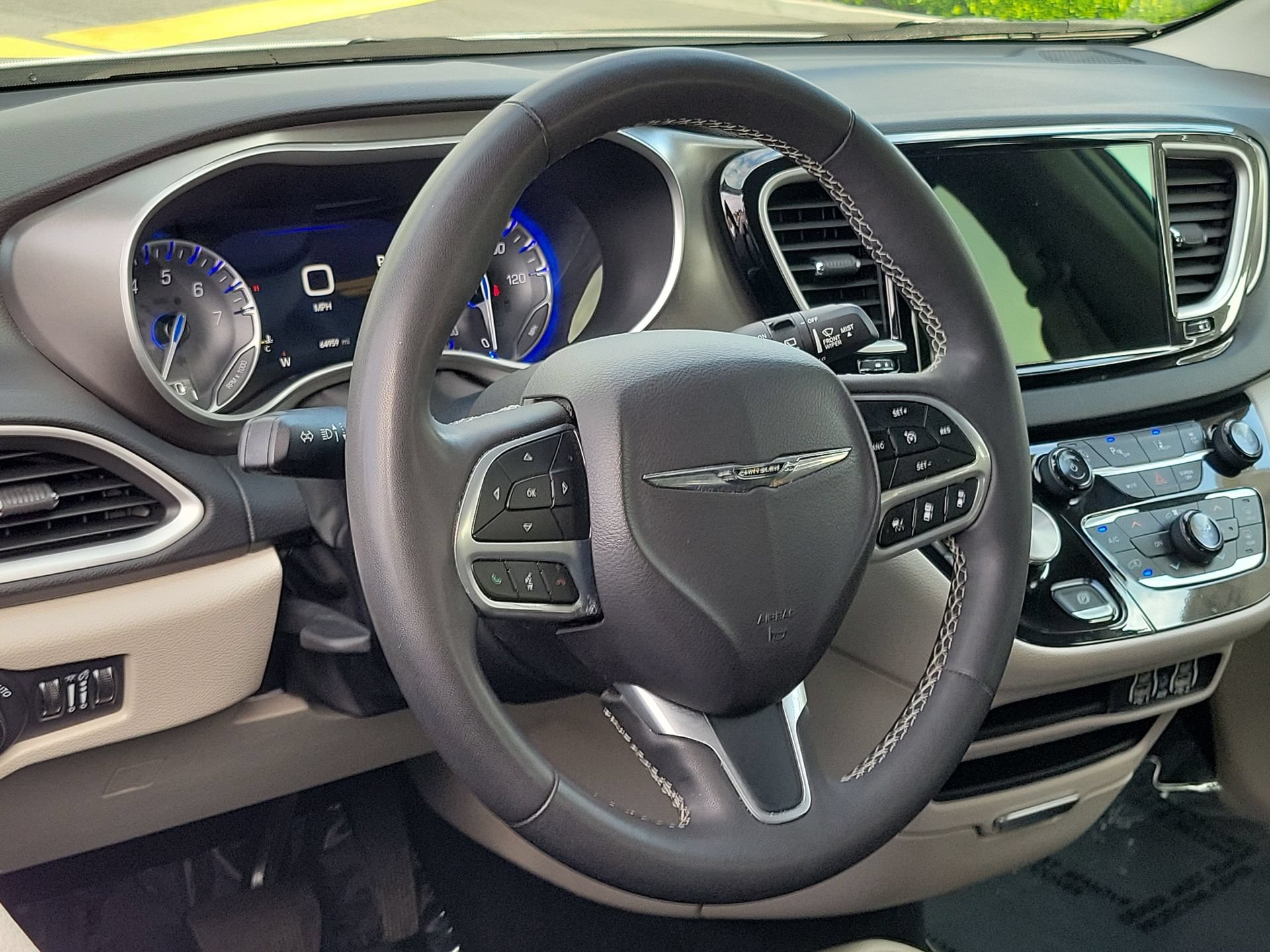 Certified 2024 Chrysler Pacifica Touring-L FWD image 7