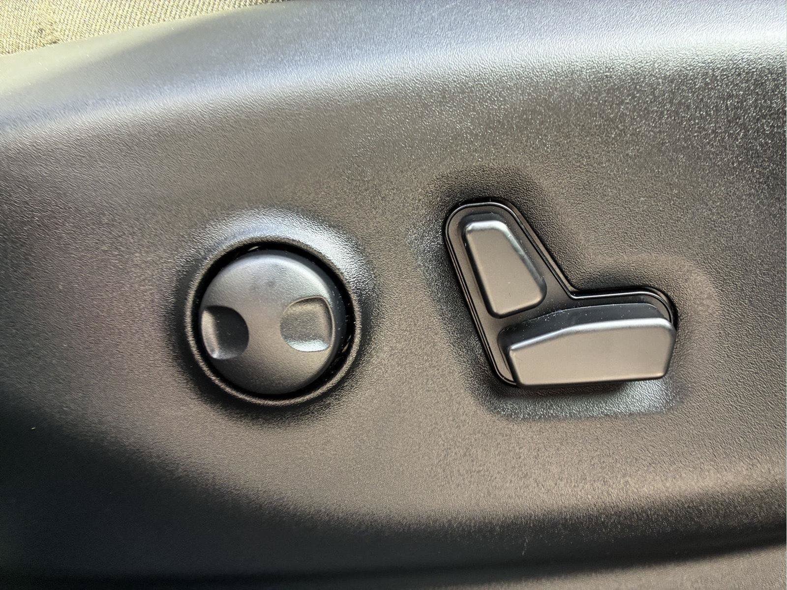 Used 2024 Chrysler Pacifica Premium FWD image 18
