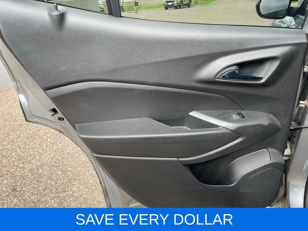 Used 2025 Chevrolet Trax RS w/ Sunroof Package FWD image 15