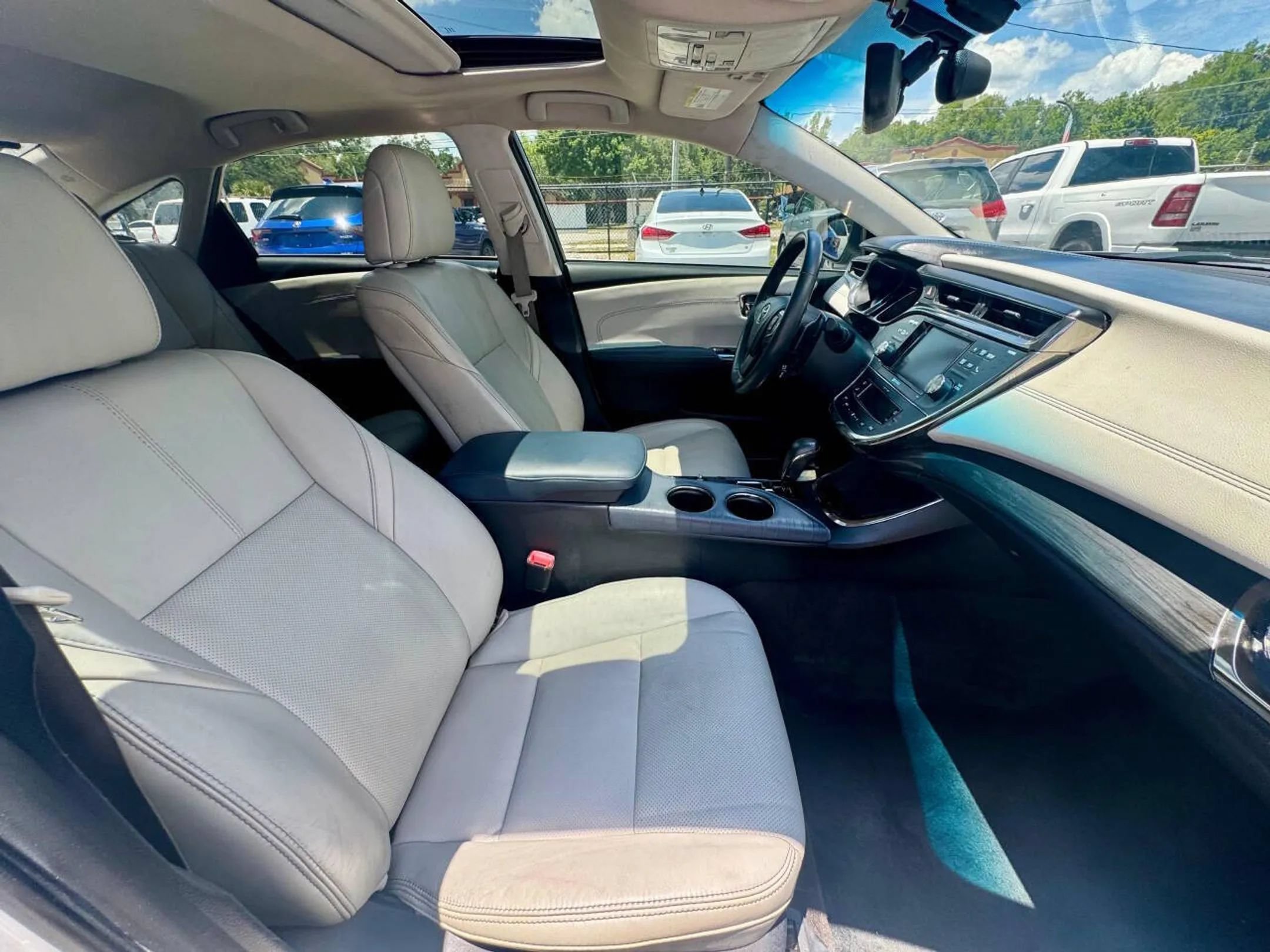 Used 2014 Toyota Avalon Limited w/ Technology Package FWD image 15