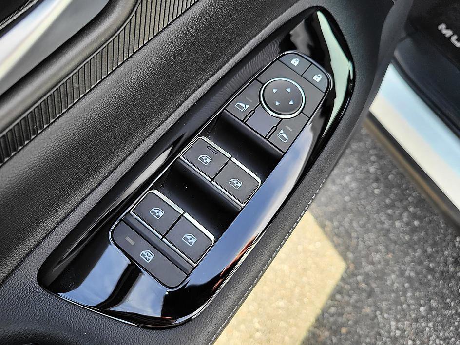 Certified 2025 Nissan Murano SV image 10