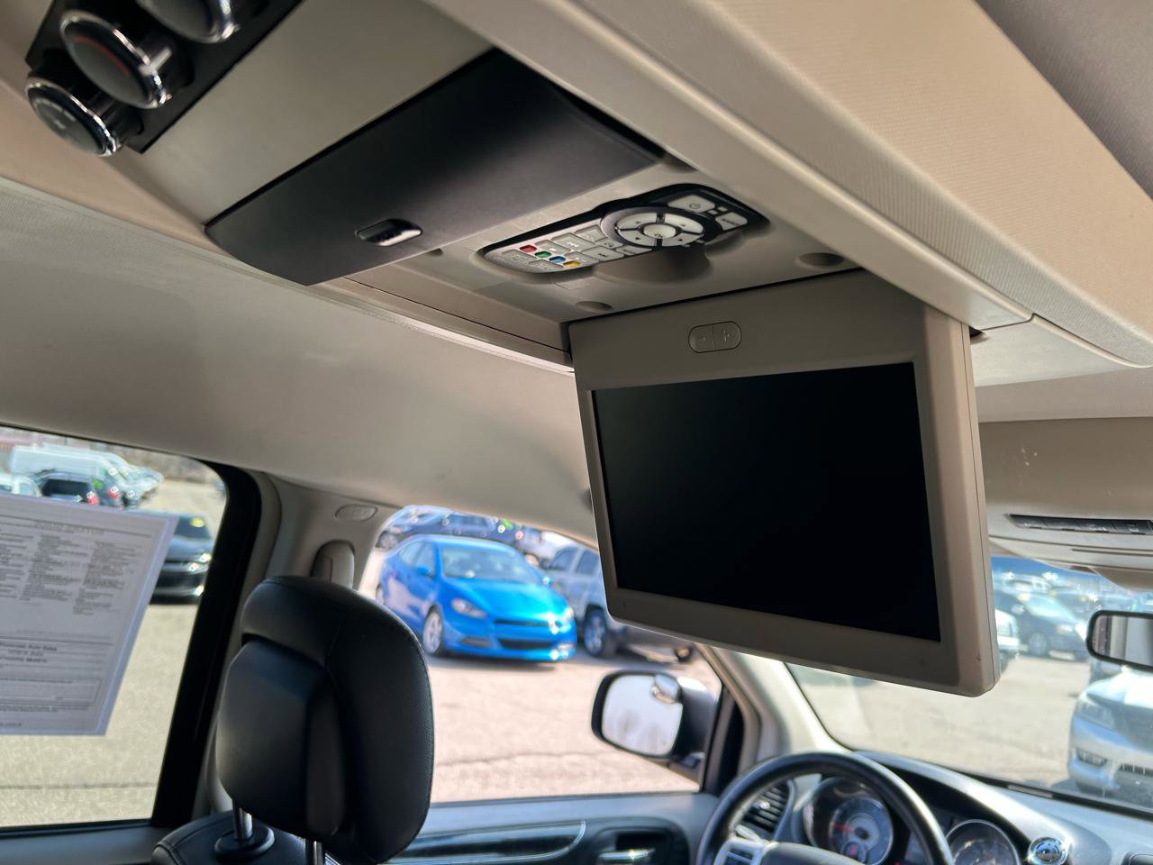 Used 2015 Chrysler Town & Country Touring image 14