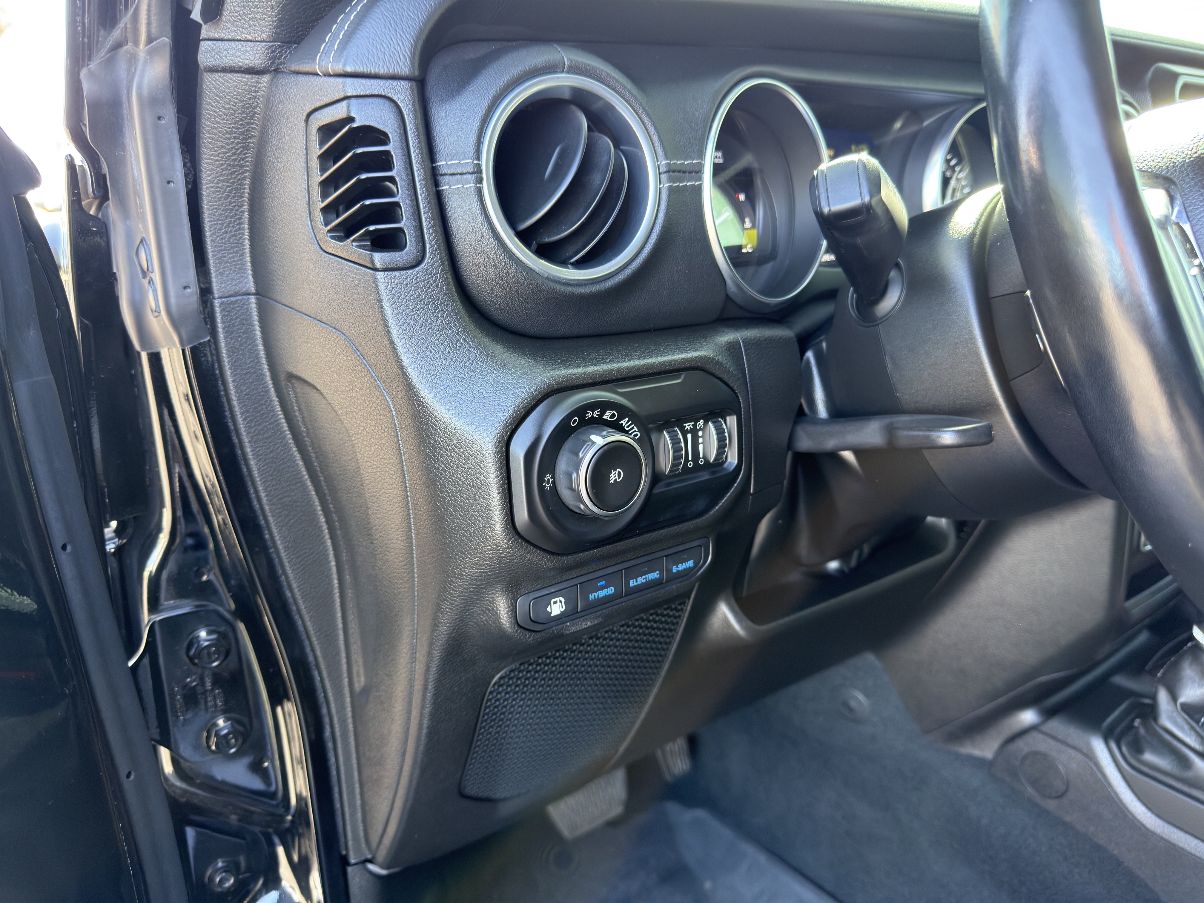 Used 2022 Jeep Wrangler Unlimited Sahara w/ Cold Weather Group AWD/4WD image 26