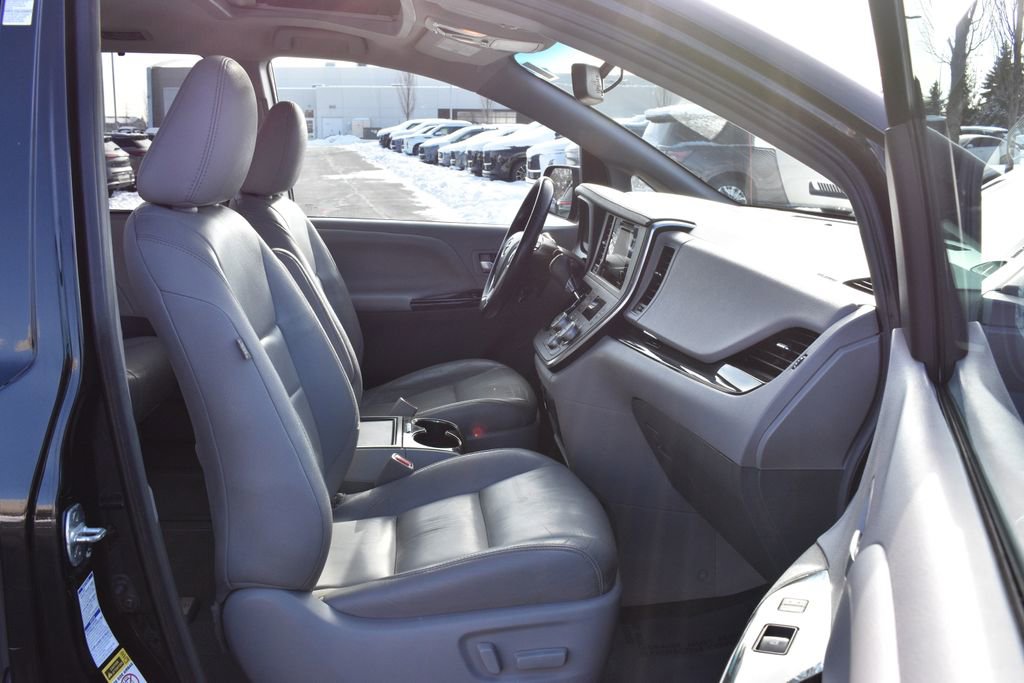 Used 2016 Toyota Sienna XLE image 29