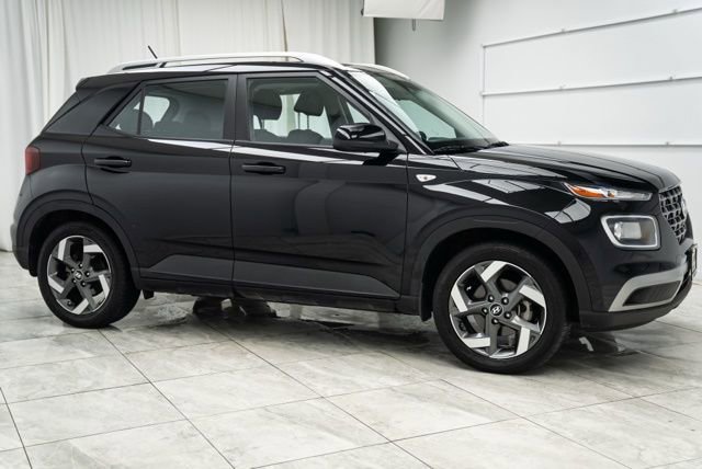 Used 2023 Hyundai Venue SEL image 2