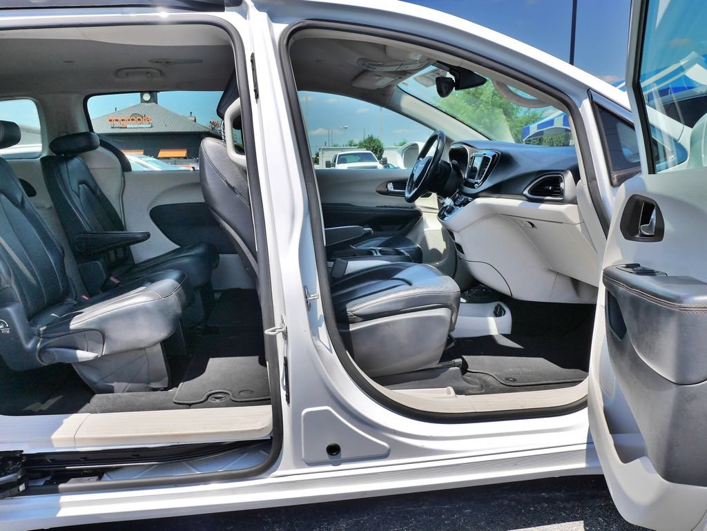 Used 2019 Chrysler Pacifica Touring-L FWD image 10