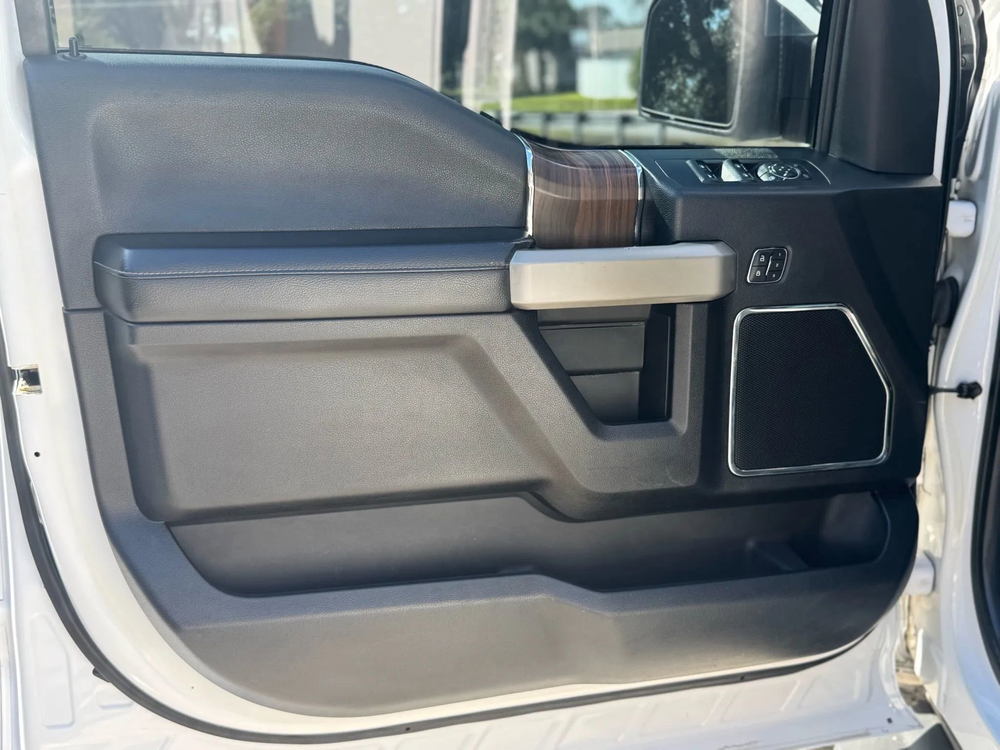 Used 2017 Ford F150 Lariat image 32