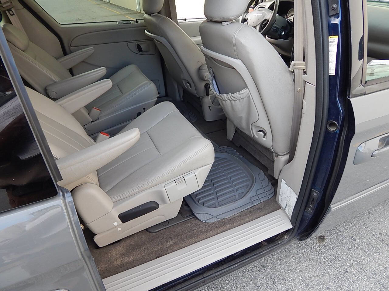 Used 2005 Chrysler Town & Country Touring w/ Luxury Group FWD image 17