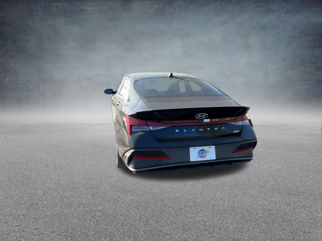 Used 2025 Hyundai Elantra SEL image 19