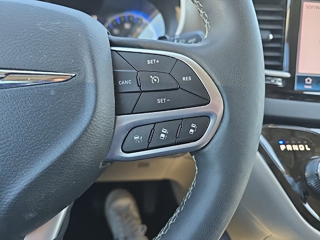 Used 2024 Chrysler Pacifica Touring-L image 17