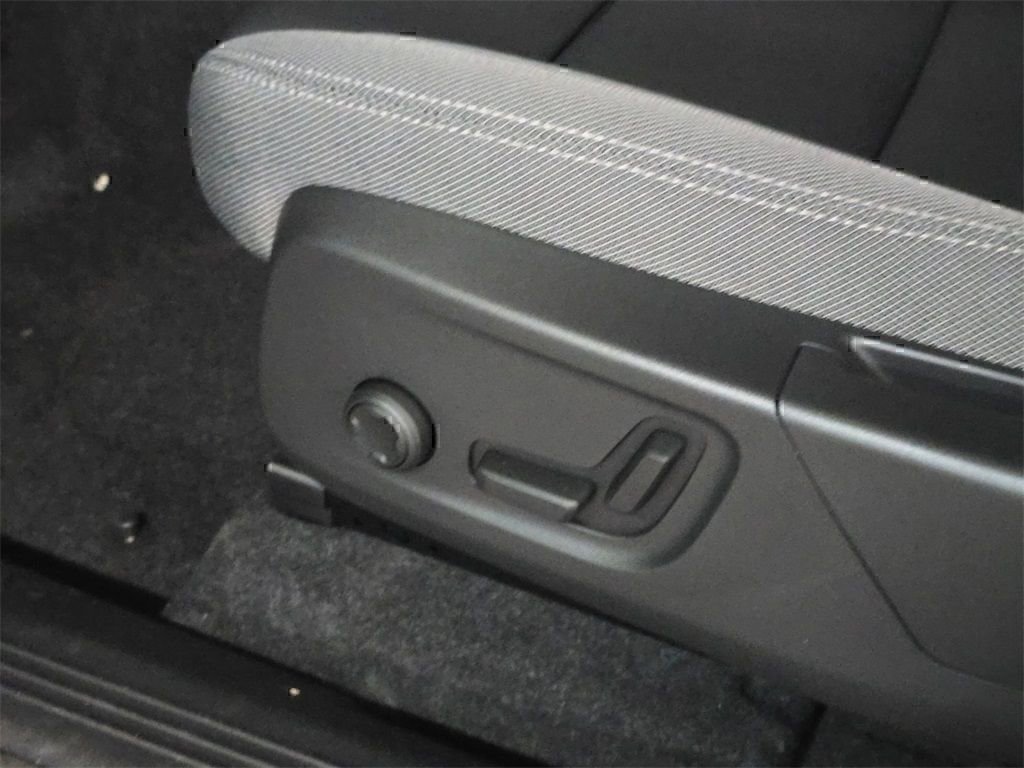 Certified 2024 Volvo XC40 Recharge Core w/ Protection Package Premier image 20