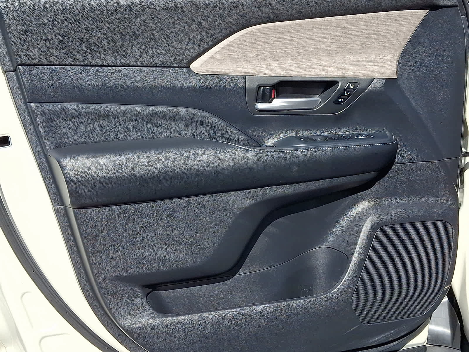 Used 2024 Toyota Grand Highlander AWD image 16