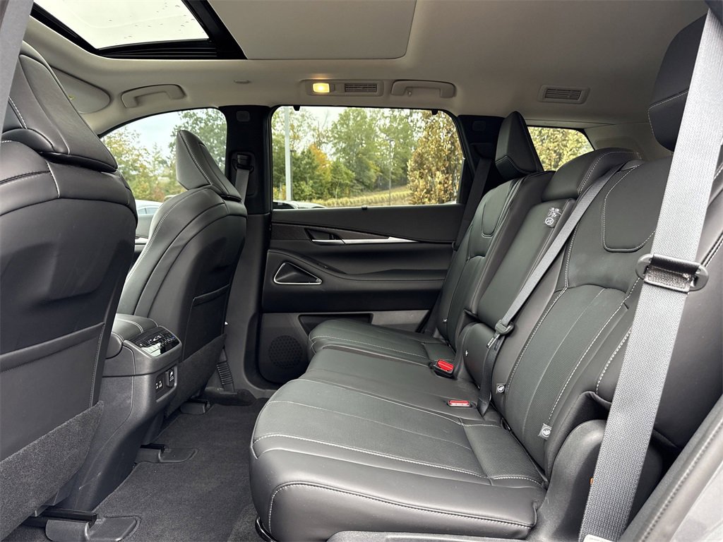 Used 2025 INFINITI QX60 Sensory w/ Vision Package image 12