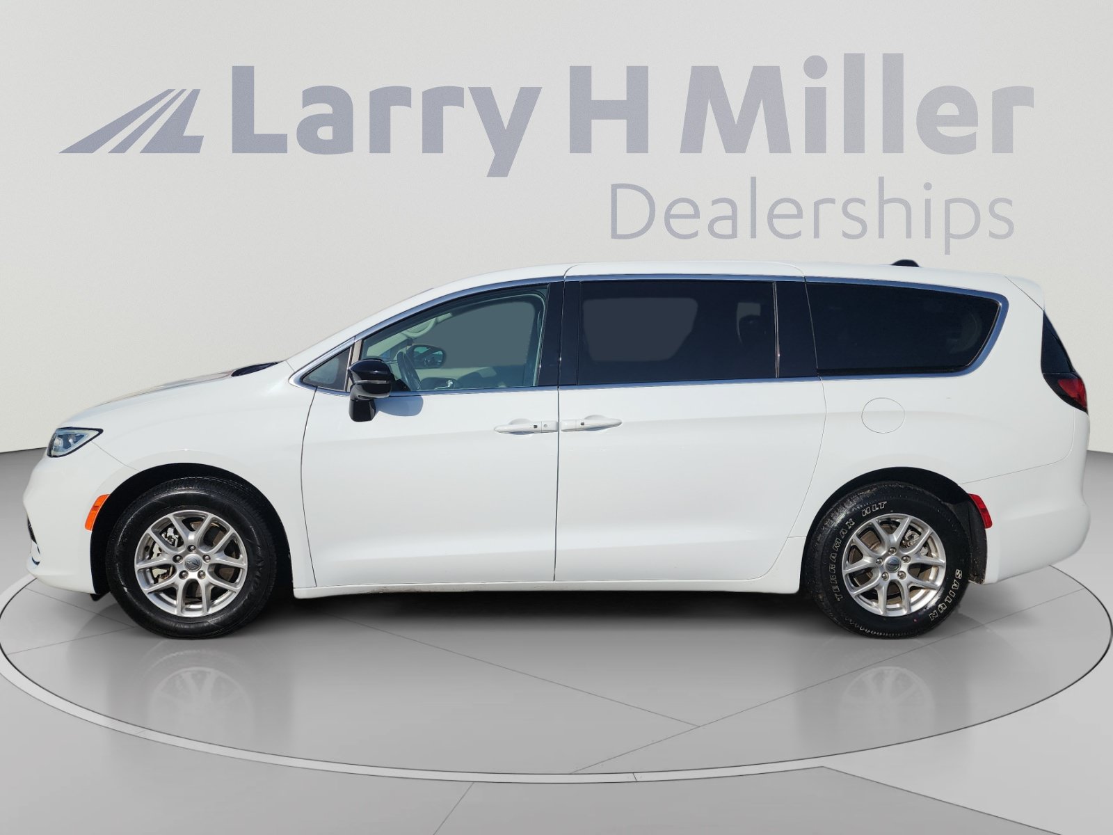 Used 2024 Chrysler Pacifica Touring-L FWD image 2