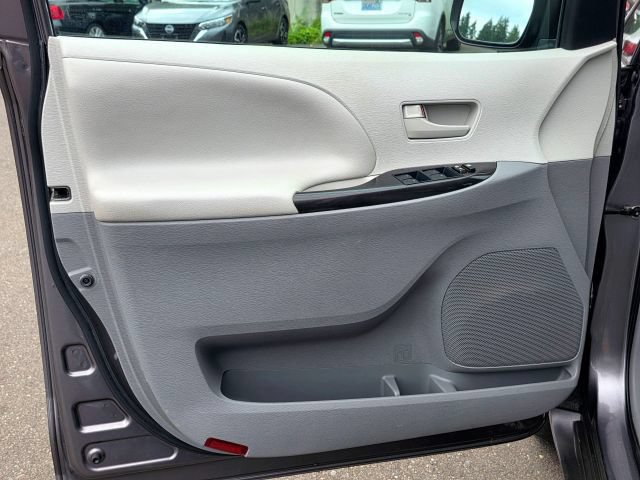 Used 2014 Toyota Sienna LE AWD/4WD image 40
